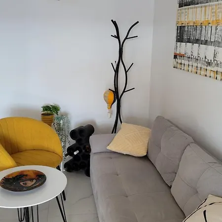 Timee First Row To 4*