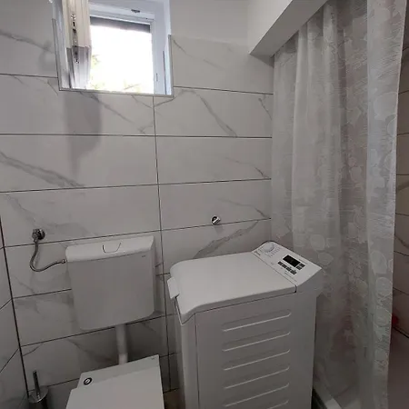 Timee First Row To 4*